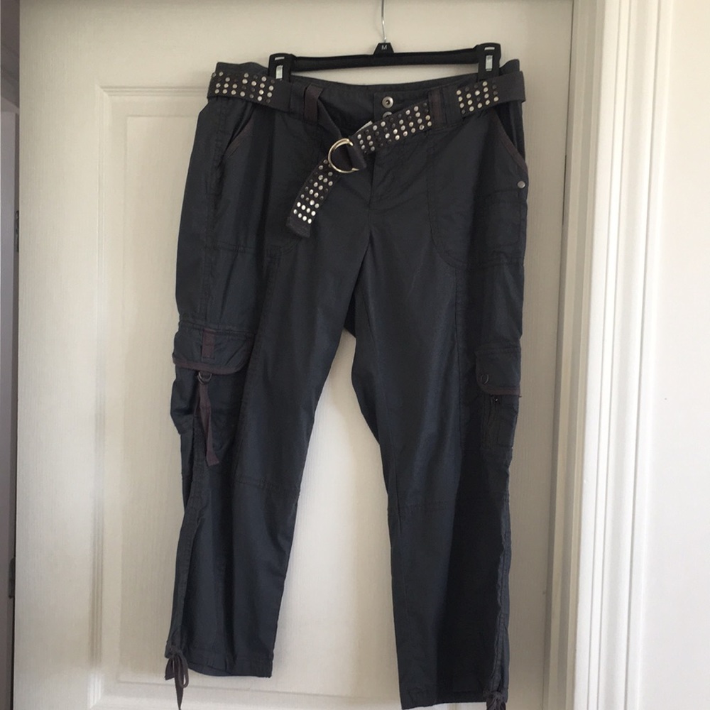 Apt. 9 Cotton Spandex Belted Grey Cargo Pants. 4 Pockets in Front 2 in Rear. 10